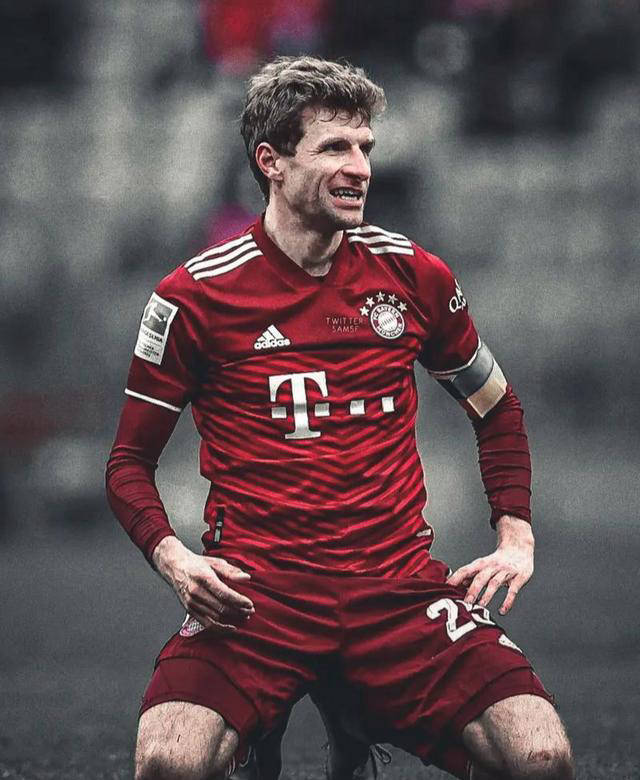 然而,克鲁伊夫和贝肯鲍尔作为改变世界足球战术的人物,是否地位低于