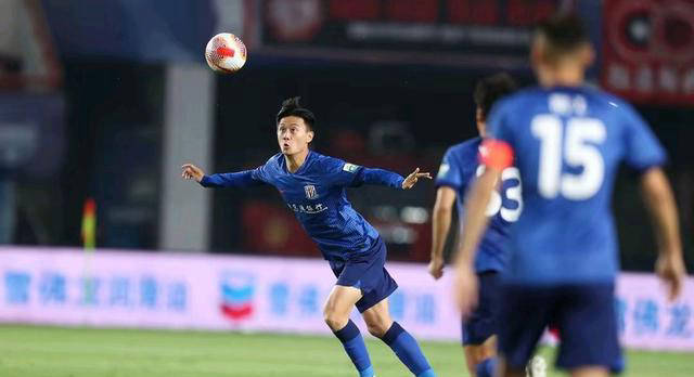 在上海申花队方面,徐皓阳,高天意,谢鹏飞,吴曦等球员表现出色.