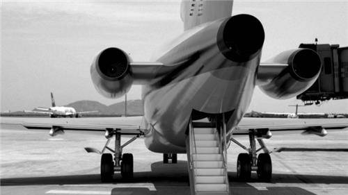 世界上第一位劫机者:背9公斤巨款从3000米高空跳下,后来怎样?