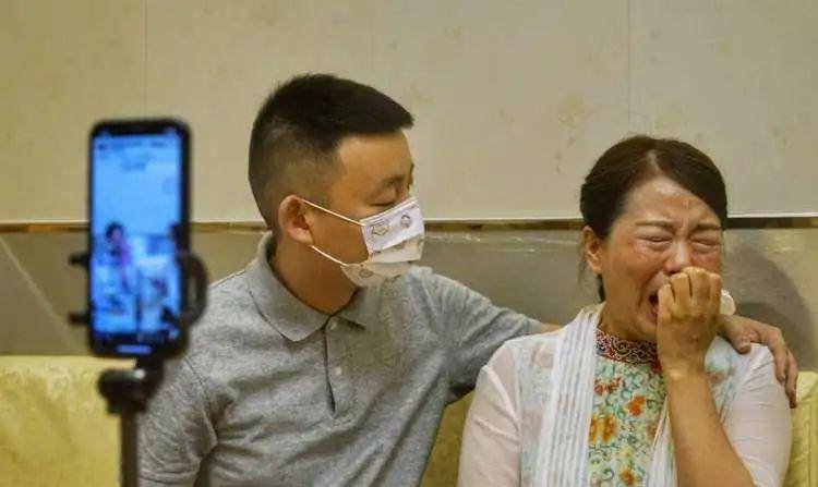 而熊磊这时候发出文章,公开质疑许敏,更是给许敏施加了压力,但熊磊所