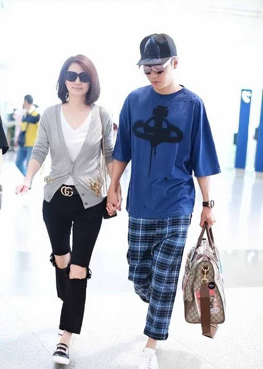 洪欣携小老公走机场,大张丹峰10岁,但穿情侣装看不出年龄差