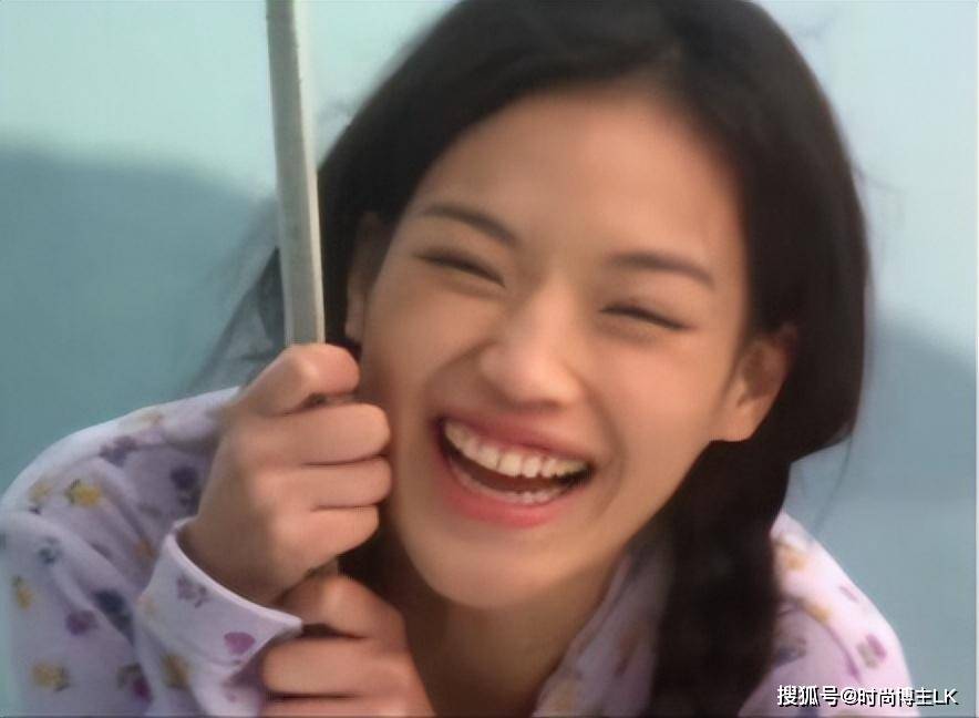 而这一点恰恰是舒淇身上的特色,笑得呲牙花,完全失去了表情管理,却