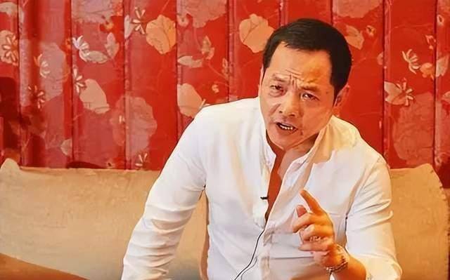 黑帮头目崩牙驹被捕后,小弟疯狂反扑,三天实施了近100起纵火案