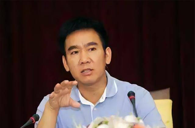 危机中损失惨重,眼看昔日好友陷入险境,陈小英决定帮助詹际盛重组公司