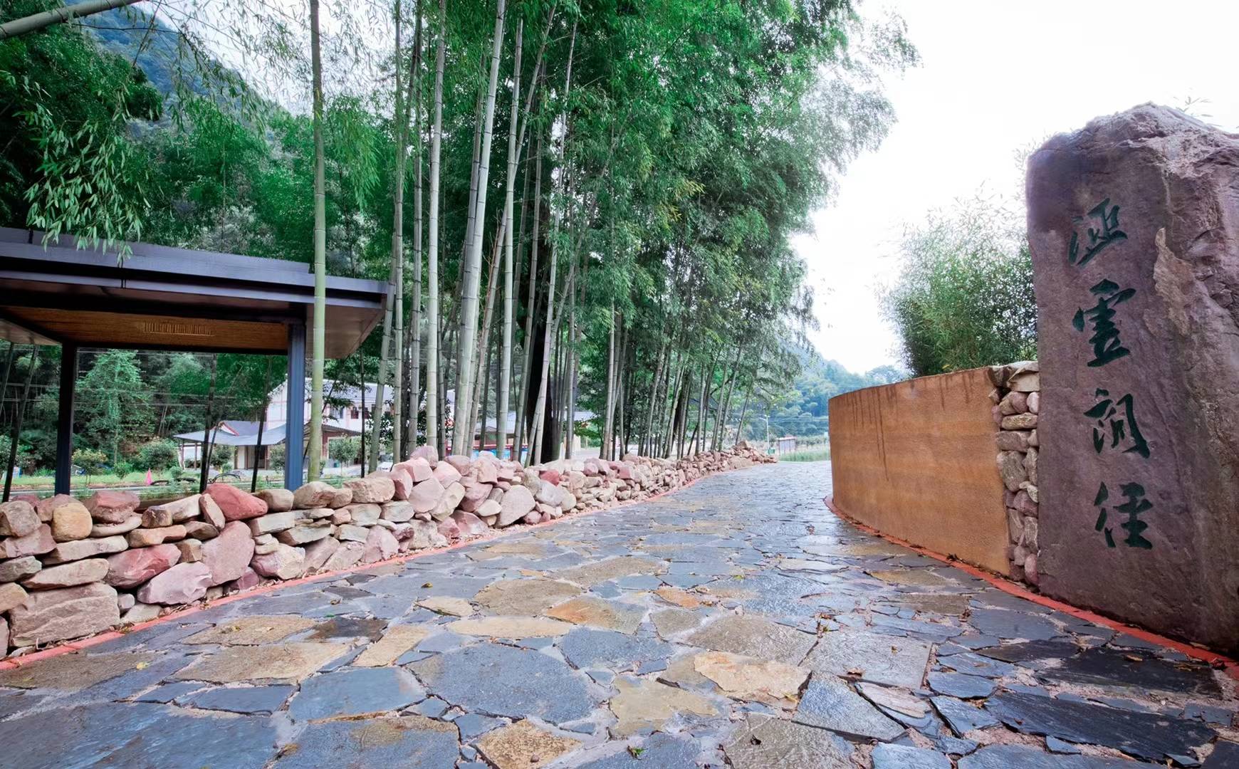 傍水而居,是多少能人志士梦寐以求的,悠闲假日,立于水岸酌一杯清茶