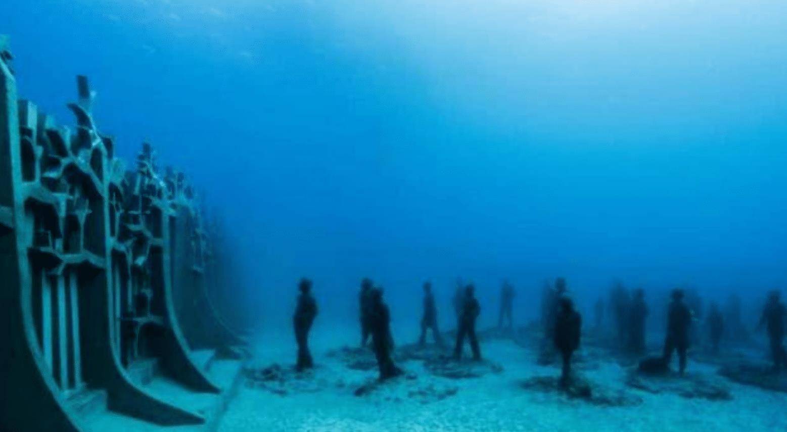 男子海底潜水时,在水底无意发现大量人群聚集,吓得连忙上岸