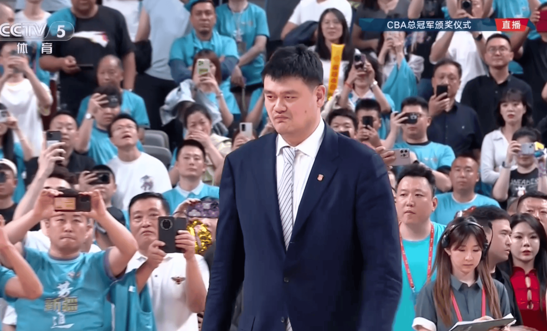 辽篮霸业笑傲cba,姚明"黑脸"颁奖引热议,美女球迷抢戏