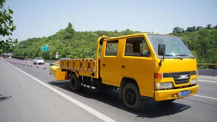 山西:自主改装防撞缓冲车亮相晋城高速