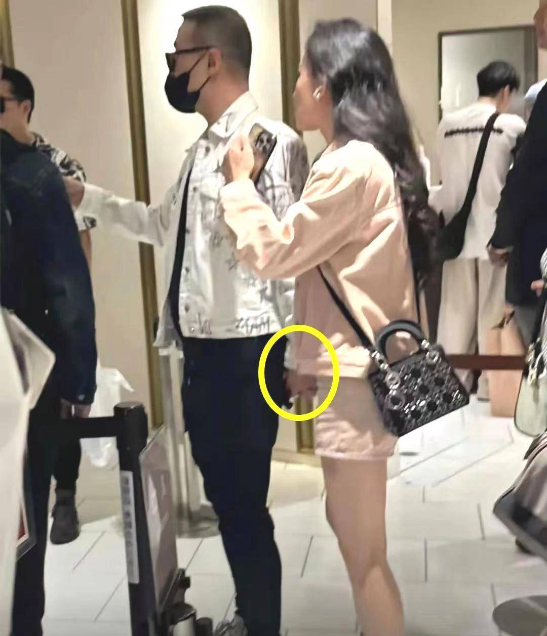 汪峰森林北牵手逛街,男方自拍心情好,女方生图显老,不像33岁