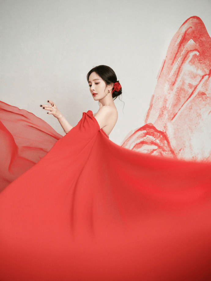 杨幂红色长裙身姿曼妙,再秀美背长腿性感撩人,姿态妩媚惹人爱