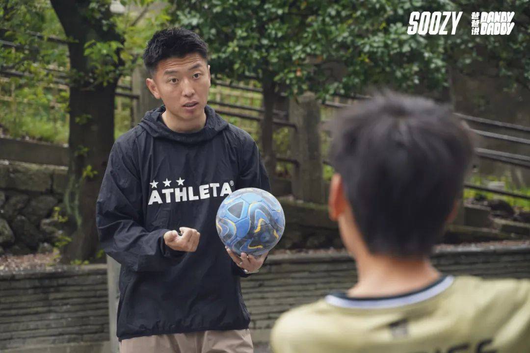 和朋友喝茶聊天,晚上参加聚餐,踢踢野球或者陪伴家人——做职业球员时