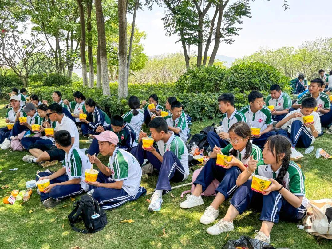 校园活动—开远行知学校开展红色踏青之旅