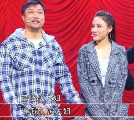 他是优秀演员,为喜剧辞去副总职务,和妻子同框似两代人_贾冰_老婆