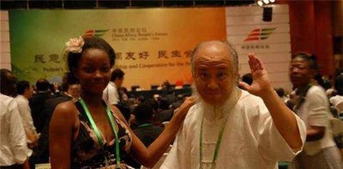 爱达遭到了家里人的反对,杨彦也遭到了家里人的反对,面对着如此"门不