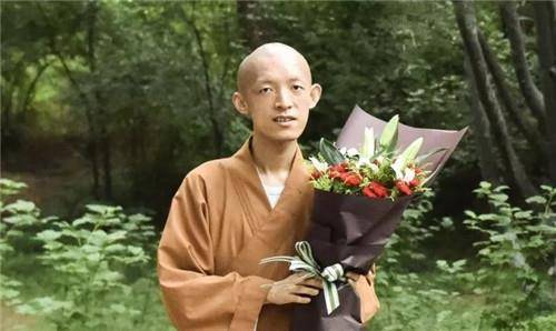 的一笔,然而就在登机前,他关掉了自己的手机,默默来到龙泉寺出家了