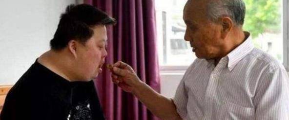 舟舟虽然先天有智力缺陷,不过幸好有胡厚培这样的爸爸和张弦这样妹妹.