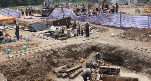 闹市发现古墓,村民说是罗成墓,却挖出金缕玉衣,专家:胡说八道