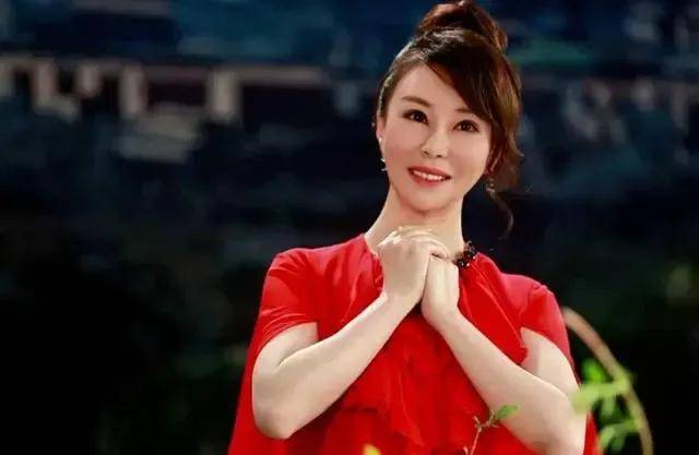 48岁祖海美如少女,为何至今单身?看完她的履历,一般人还真不敢娶.