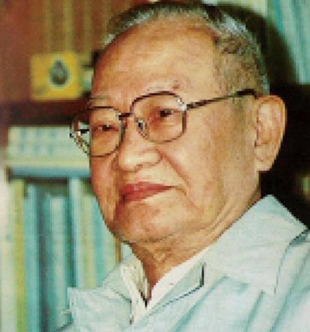 1979年周立波弥留之际,挣扎着抓住妻子叮嘱:遗产无偿捐给国家