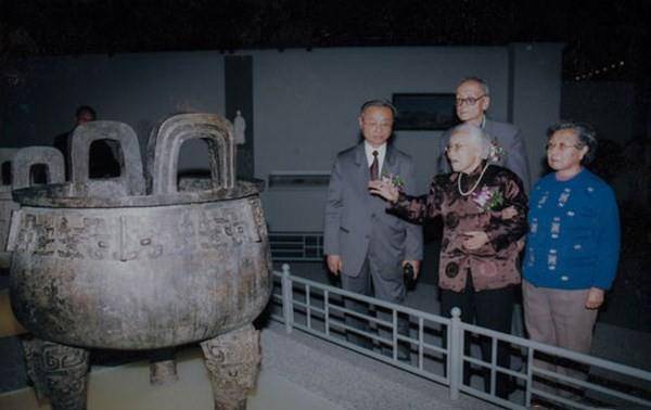 随着辛亥革命的爆发,当时中国非常的混乱,而潘祖荫的后人为了不让这件