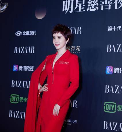 太随意!"阔太"金巧巧现身,背心搭拖鞋出门,但肌肉腿太减分了