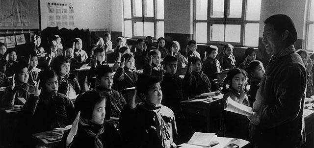 60年代中国物价:小学一年级学费只要8毛,一块钱能吃上好几天