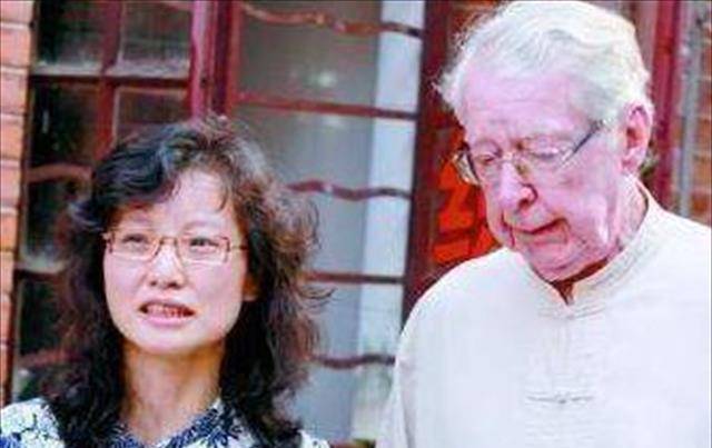 小结:33岁中国外卖员周颖与69岁英国富豪兰斯之间的爱情,尽管没能得到