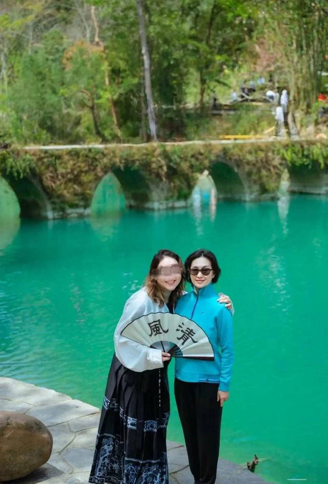 何超琼61岁出席萧邦晚宴 穿皮草戴千万珠宝轻松面对真实年龄