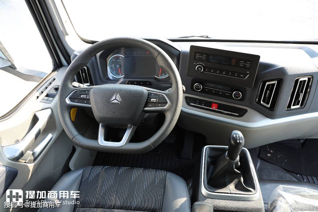 内饰配置上,豪沃统帅pro主驾驶座椅采用多功能气囊减震座椅,拥有最大