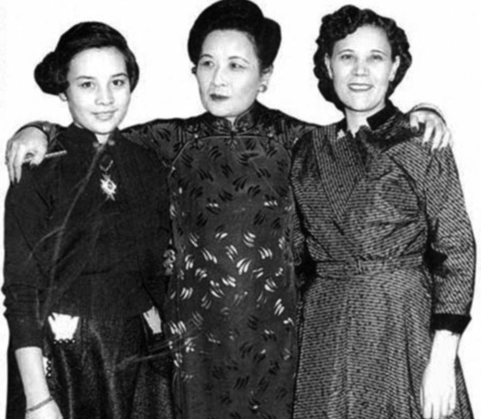 夫妻俩招待得并不热情,陷于情绪低潮的俞扬和与蒋孝章互相都没有留