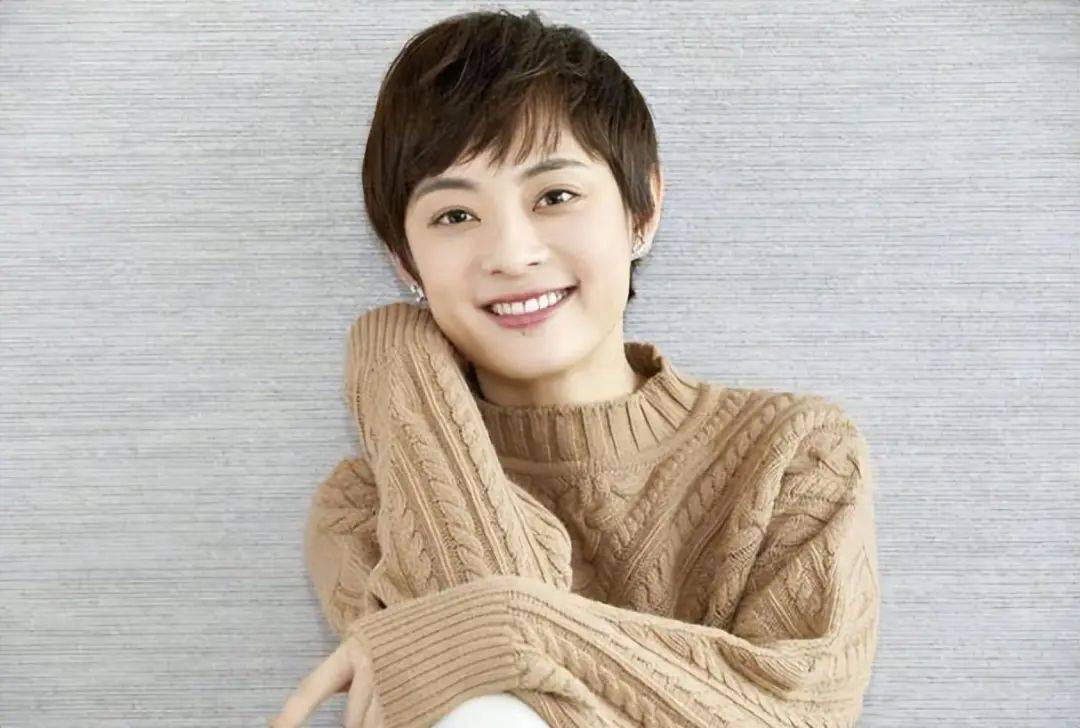 41岁孙俪被偶遇,在超市购物办卡,全副武装像20岁大学生