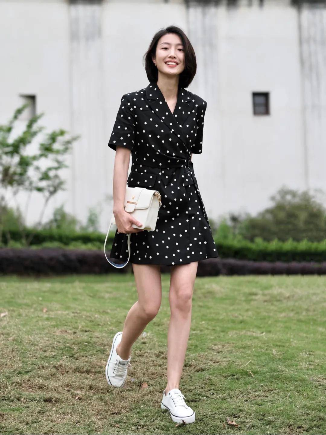 小白鞋 连衣裙=今年最时髦穿搭!舒适时尚两不误,关键是特显气质