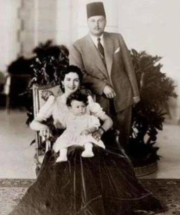 纵欲而死的埃及末代国王,两任妻子离开他都生活得更幸福