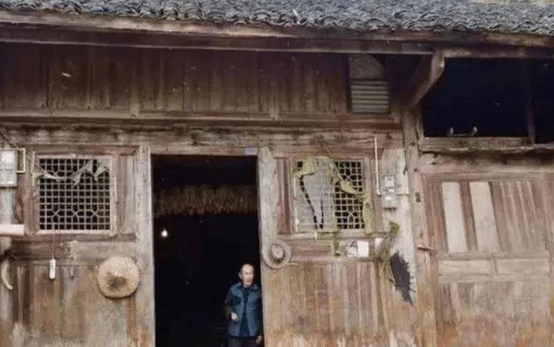 儿子穷到打光棍,家中却住着8亿的金丝楠木屋,这家困难户厉害了