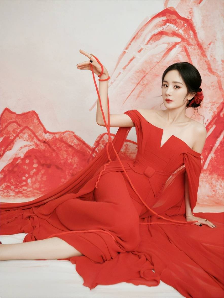 红色纱裙造型出镜, 杨幂宛如红玫瑰,明艳又美丽