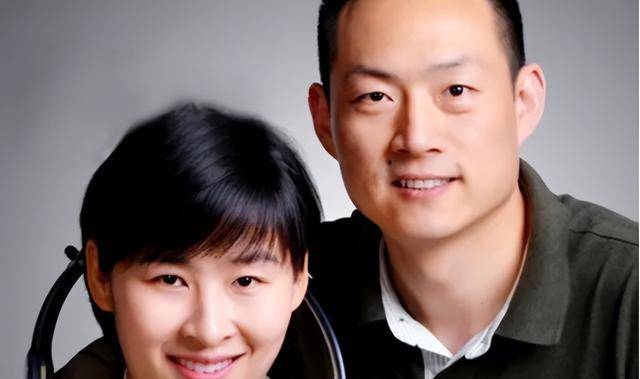 和她相恋三年的战友张华,在2004年向刘洋求婚,刘洋感动地答应下来,不