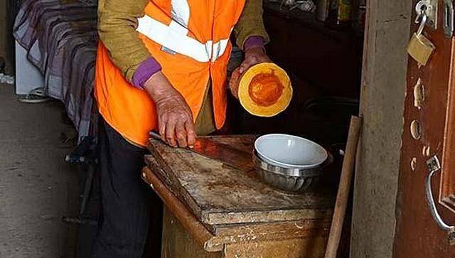 2002年安徽夫妇来城市打拼,一家5口蜗居公厕,两女儿住