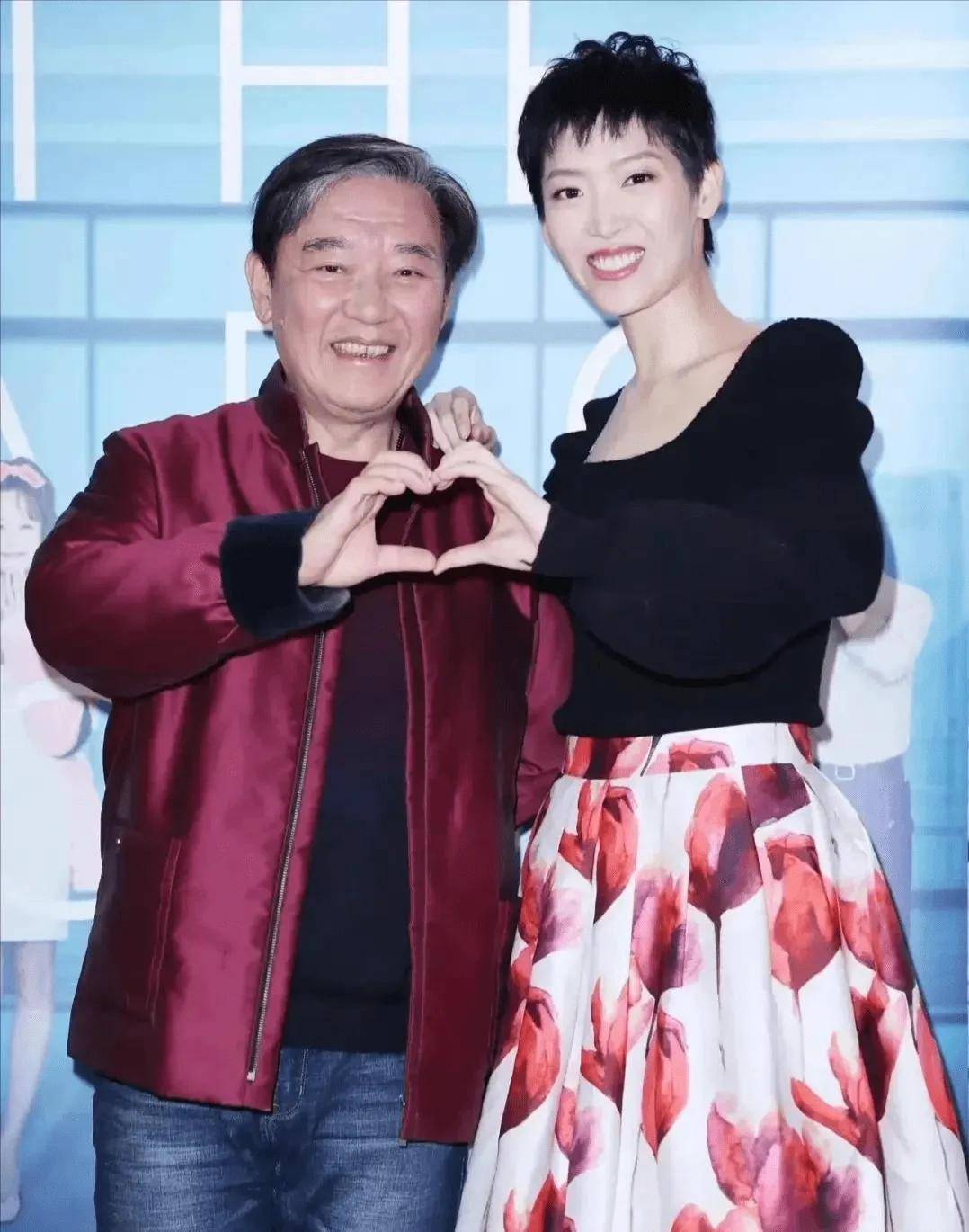 1990年出生于台湾的李元元,自小留着干练的短发,穿搭风格偏向中性.