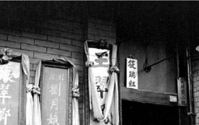 她满心欢喜上花轿,哪知公公变新郎,生2子3女,死后却卷