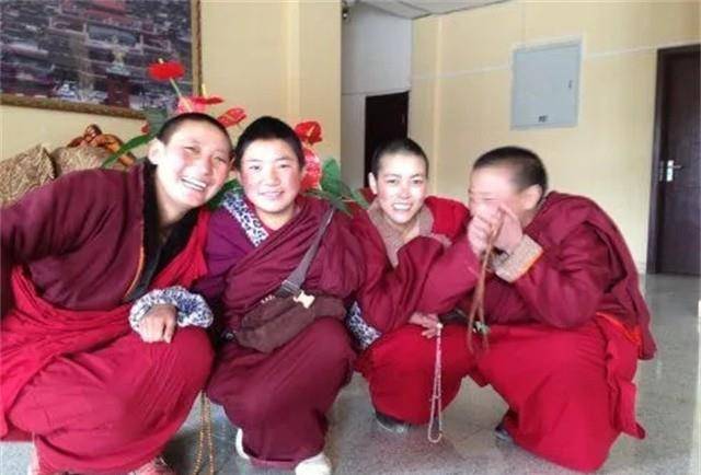 亚青寺:女子众多的寺庙