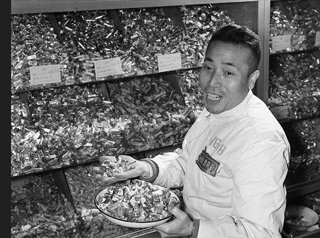 张秉贵:靠两手绝活闻名,曾被冰心采访,去世后铸铜像陈云题词