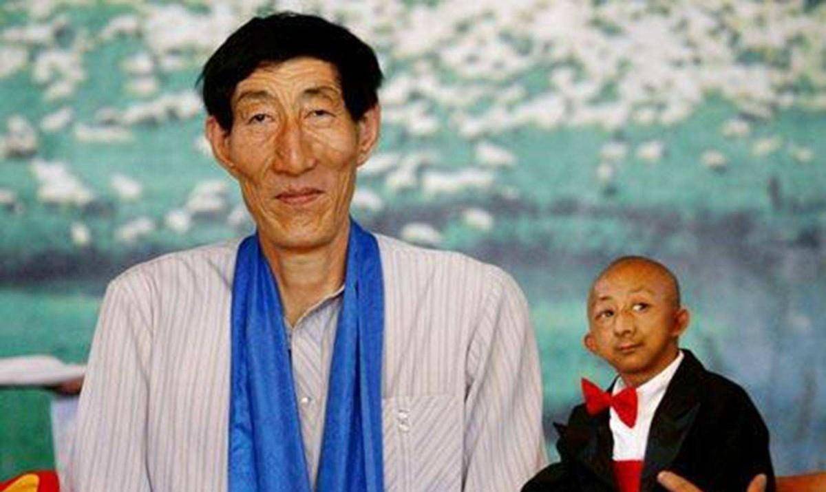 中国第一巨人鲍喜顺:不听医生劝告执意生下一子,儿子现在多高了