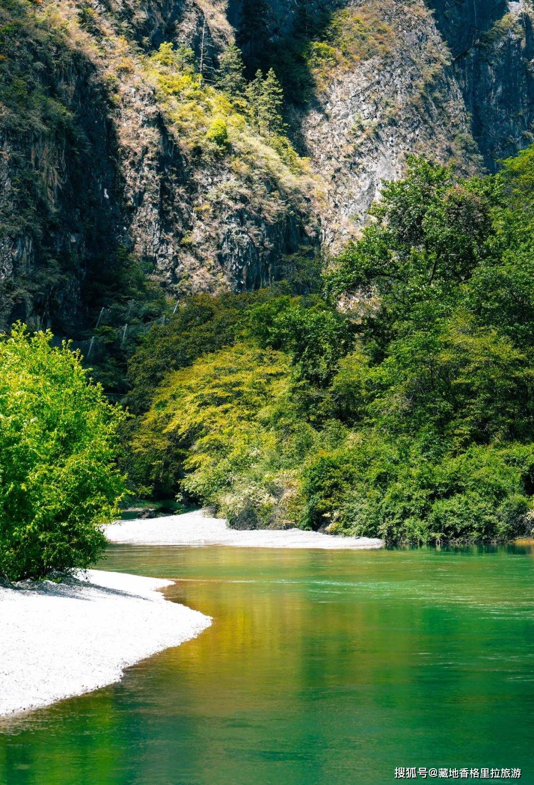 是碧绿的岗曲河缓缓向前每一步都是笃定↑是袅娜的云翻过雪山掠过