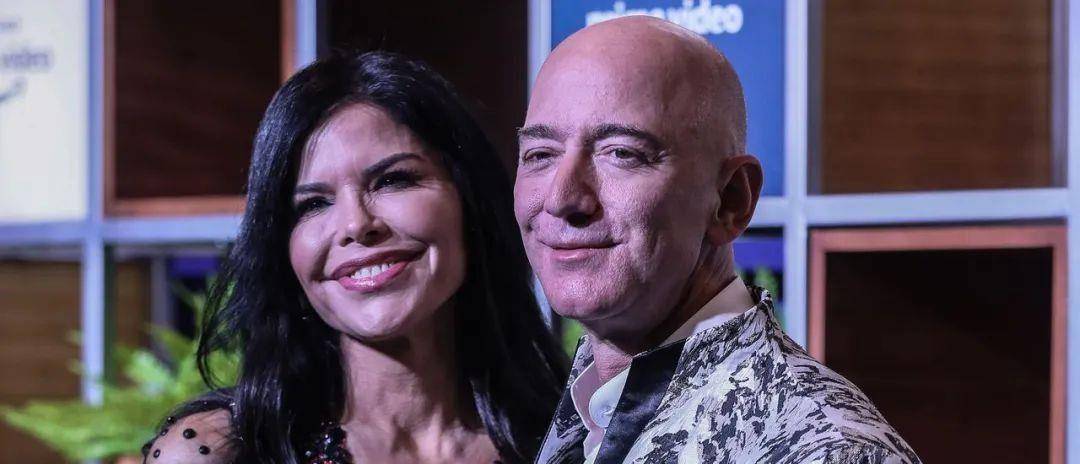 世界首富奇葩的审美:为51岁"人造"女友吃醋,晒肌肉警告小李子