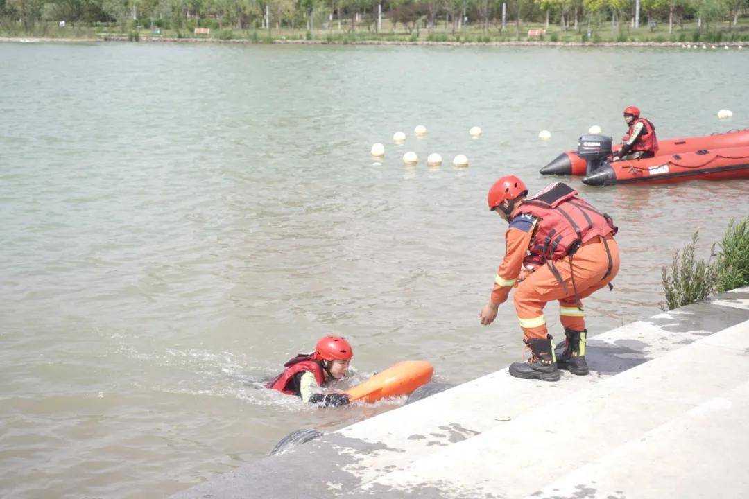 吕梁消防组织开展水域救援实战拉动演练