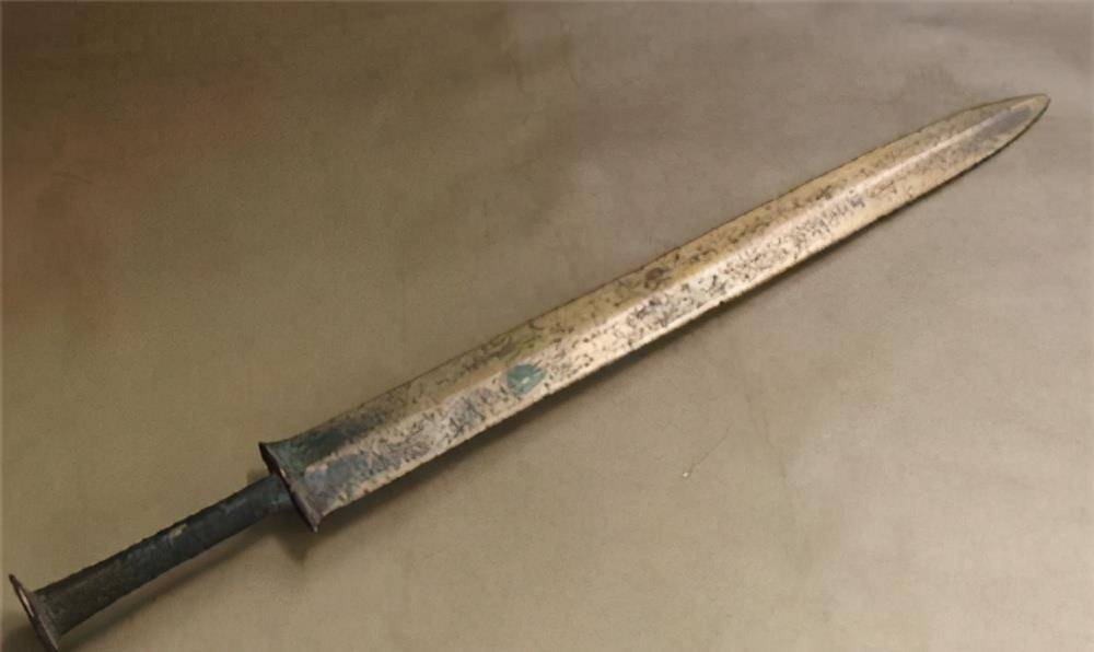 除此之外,春秋战国的青铜剑大多在50cm到60cm之间,并不敢打造过长