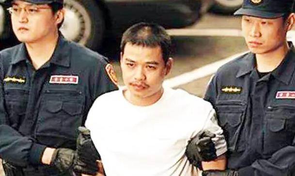 可是黑帮不止在香港的境内存在,其实在台湾地区也是比较多的.