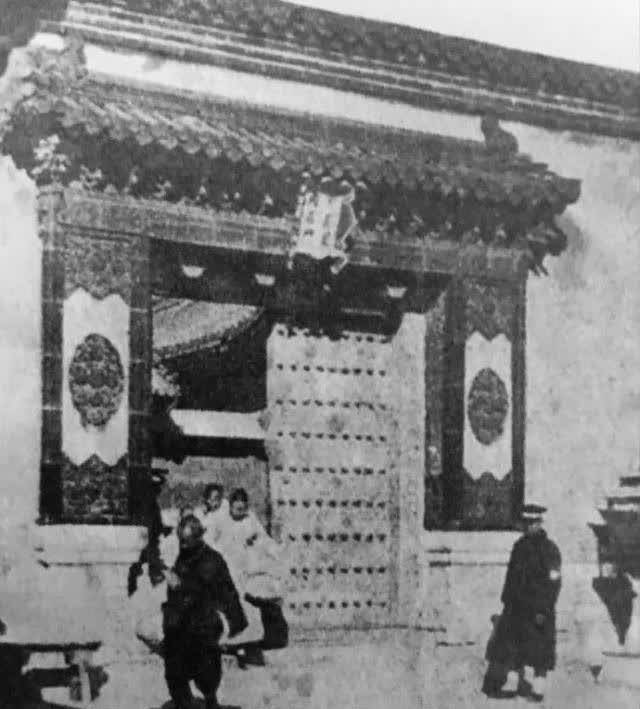 冯玉祥将溥仪驱逐出宫照片:载沣劝说时被下逐客令,太监集会抗议