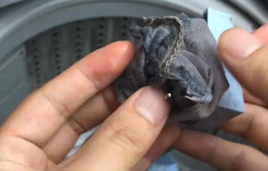 才知道,洗衣机上有个机关,每周都得打开一次,难怪衣服越洗越脏