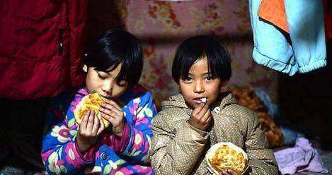 2002年安徽夫妇来城市打拼,一家5口蜗居公厕,两女儿住